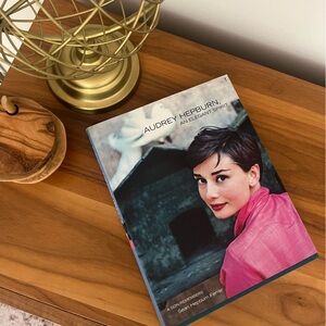 Audrey Hepburn: An Elegant Spirit Book